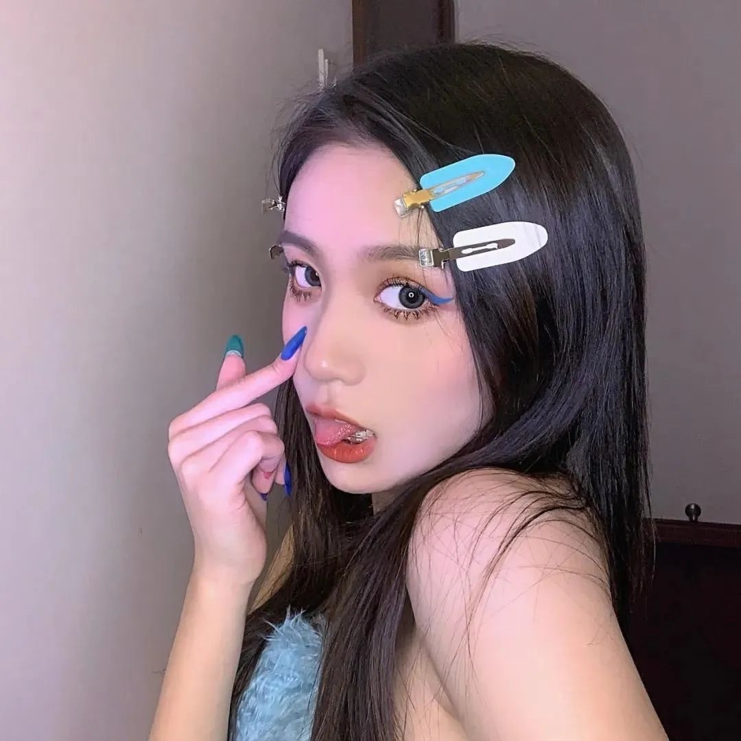 《某顶流深夜密会神秘女子，恋情疑曝光》配图