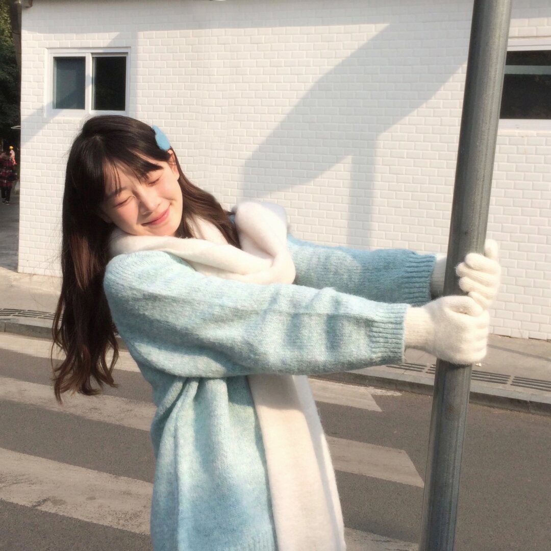 《某顶流深夜现身录音棚，神秘女子全程陪同》配图